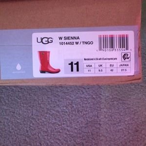 Red UGG short rain boot